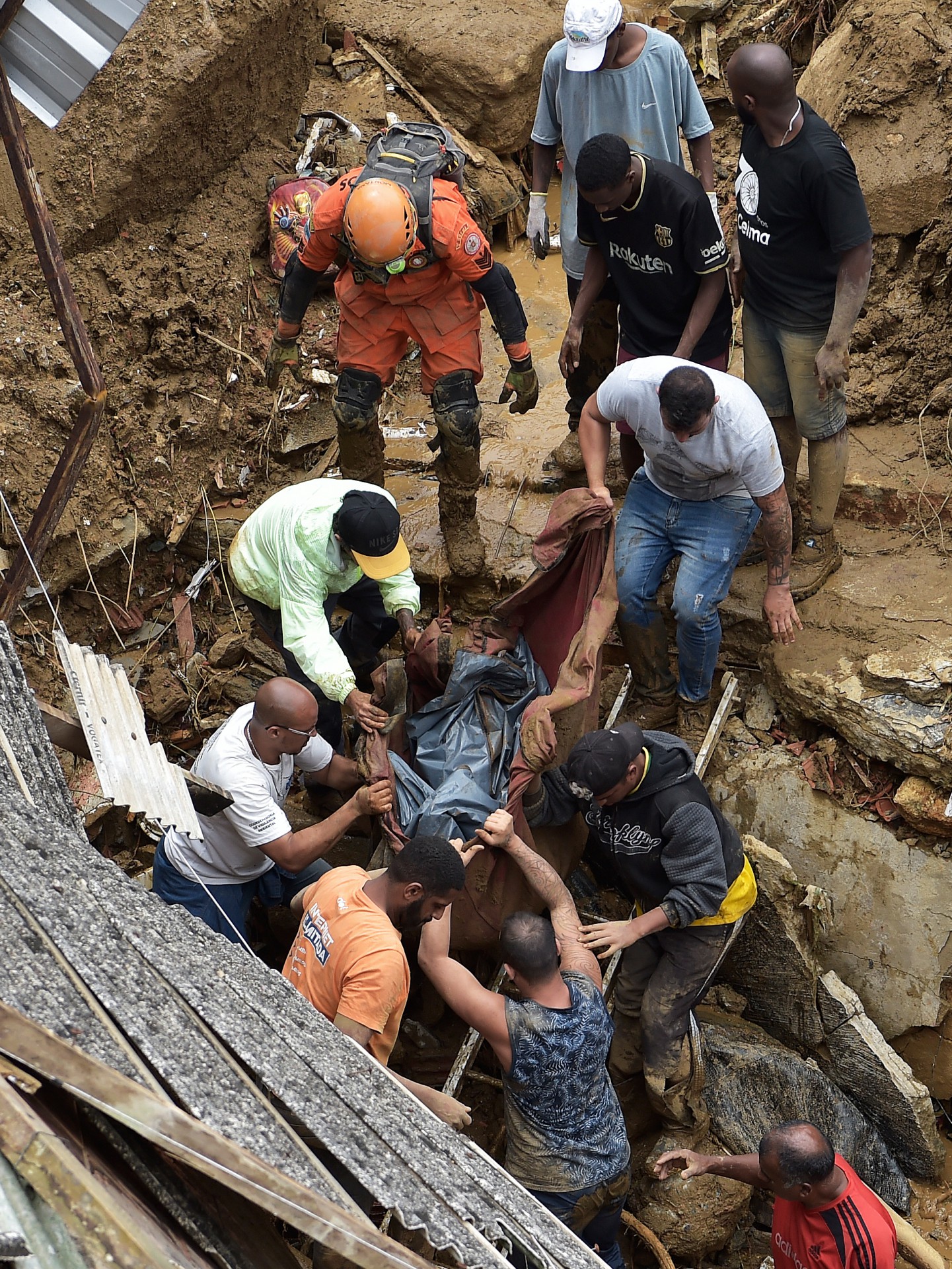Chuva forte na cidade de Petrópolis, Região Serrana do Rio, deixa dezenas de pessoas mortas e centenas desabrigadas - AFP