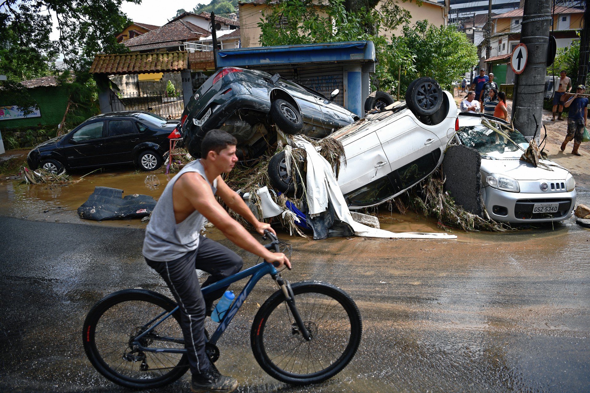 Chuva forte na cidade de Petrópolis, Região Serrana do Rio, deixa dezenas de pessoas mortas e centenas desabrigadas
 - AFP