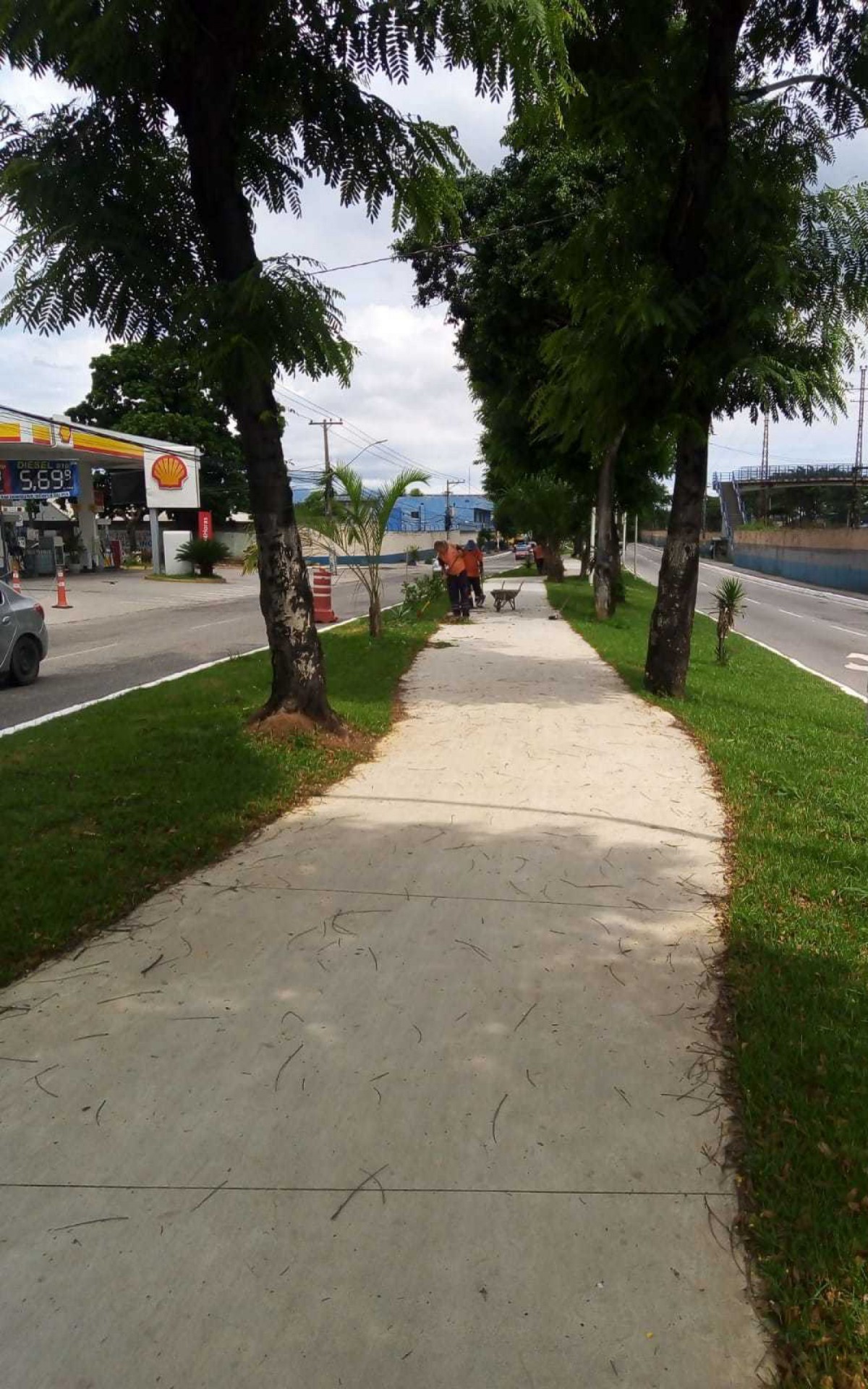 Equipes de limpeza urbana realizam servi&ccedil;os na Avenida Get&uacute;lio de Moura