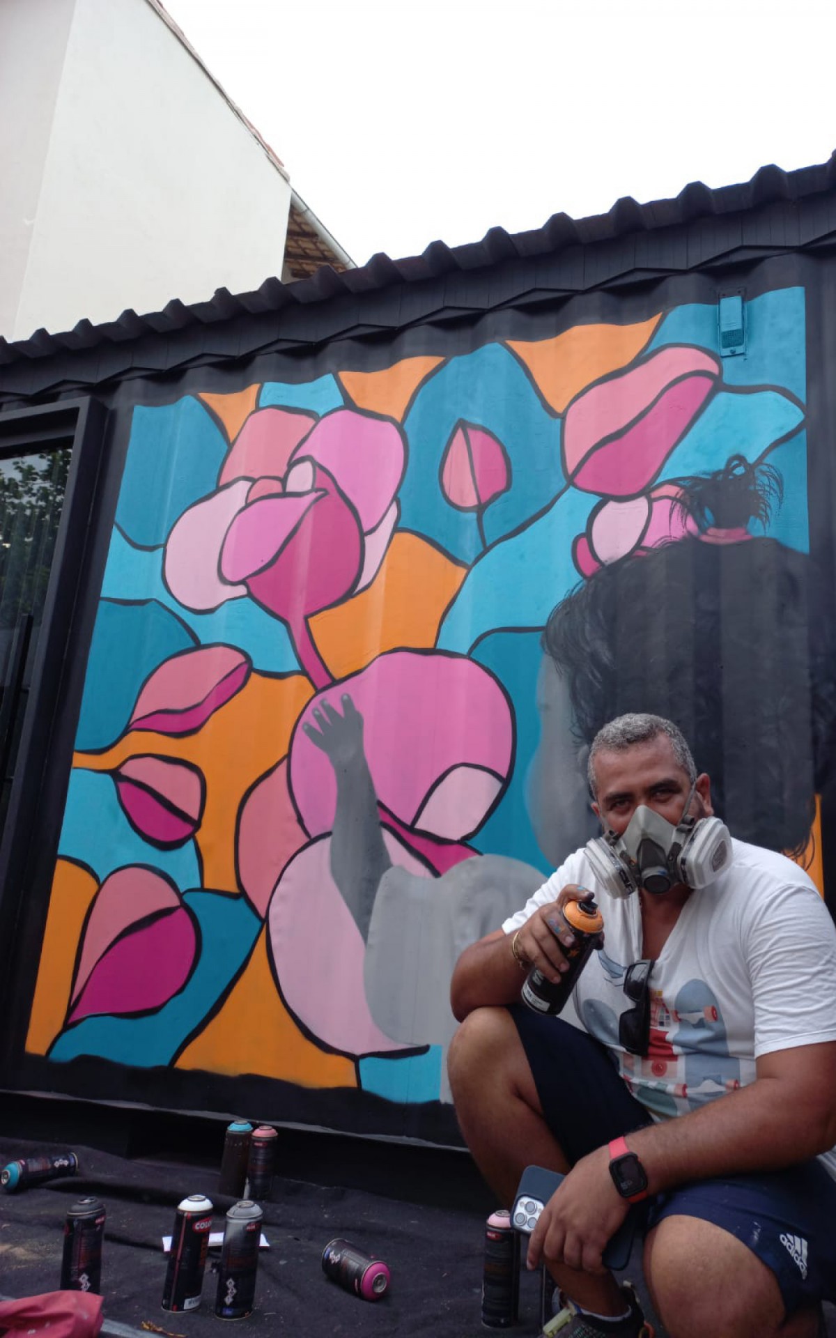 Marlon recebeu a tarefa colorir um mural na fachada de uma agência de publicidade no município da Região dos Lagos.
 - Foto: Vinicius Loureiro. 