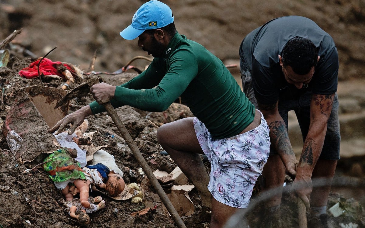 Chuva forte na cidade de Petrópolis, Região Serrana do Rio, deixa dezenas de pessoas mortas e centenas desabrigadas
 - AFP