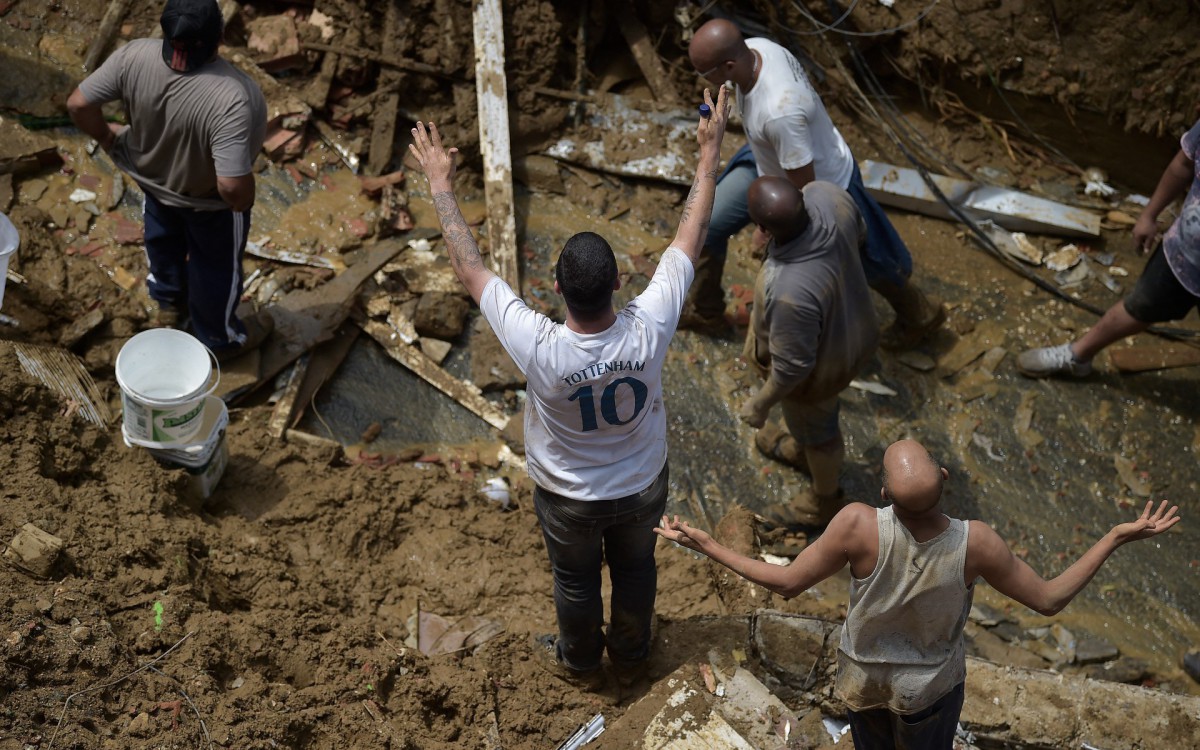 Chuva forte na cidade de Petrópolis, Região Serrana do Rio, deixa dezenas de pessoas mortas e centenas desabrigadas