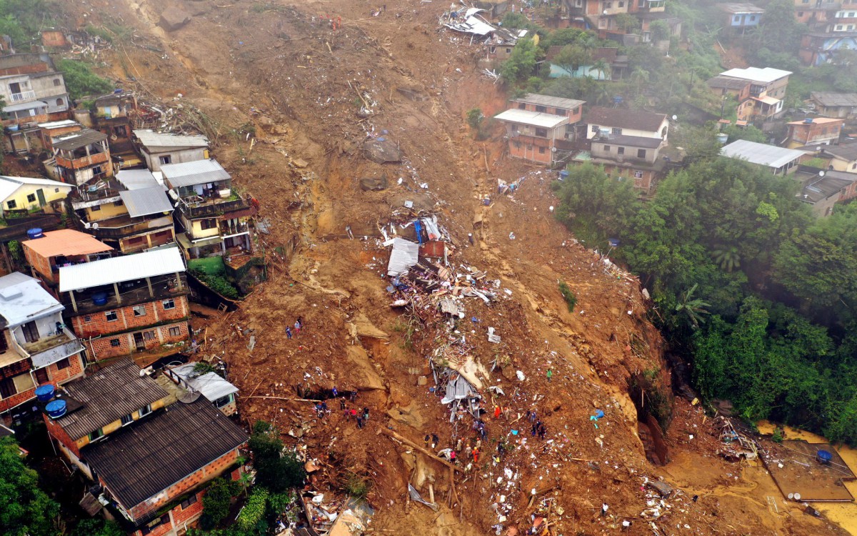 Chuva forte na cidade de Petrópolis, Região Serrana do Rio, deixa dezenas de pessoas mortas e centenas desabrigadas