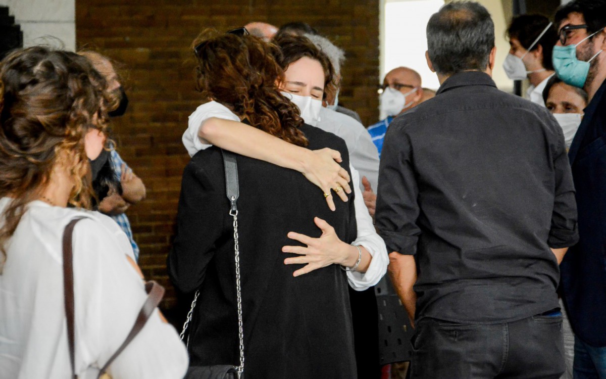 A atriz Bárbara Paz participou do velório de Arnaldo Jabor, no Rio, e consolou os filhos do cineasta - Webert Belicio/Ag. News
