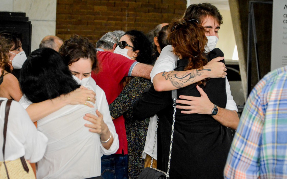 A atriz Bárbara Paz participou do velório de Arnaldo Jabor, no Rio, e consolou os filhos do cineasta - Webert Belicio/Ag. News