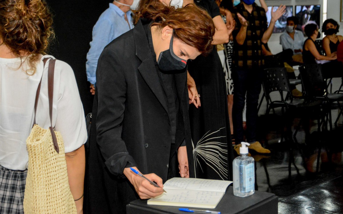 A atriz Bárbara Paz participou do velório de Arnaldo Jabor, no Rio, e consolou os filhos do cineasta - Webert Belicio/Ag. News