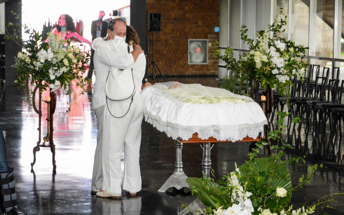 Guel Arraes se despede de Arnaldo Jabor em velório aberto ao público no Rio de Janeiro - Webert Belicio/Ag. News
