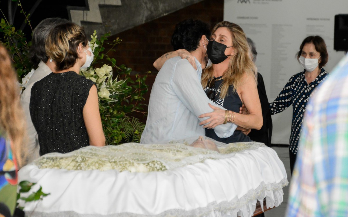 Luisa Arraes, Caio Blat e Amora Mautner estiveram no velório do jornalista Arnaldo Jabor - Webert Belicio/Ag. News