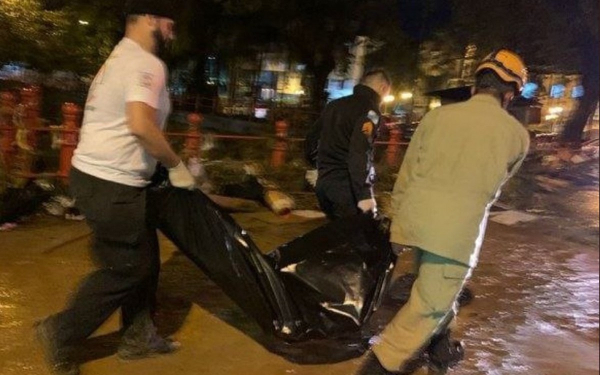 Corpo é transportado no centro da cidade após as fortes chuvas que atingiram a cidade de Petrópolis nesta terça-feira (15) - Reprodução/Redes Sociais