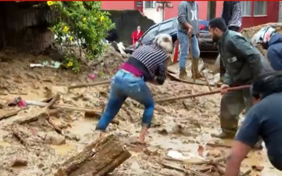 Mulher cava escombros da casa em busca da própria filha, soterrada após a chuva em Petrópolis - REPRODUÇÃO DE VÍDEO/TV GLOBO
