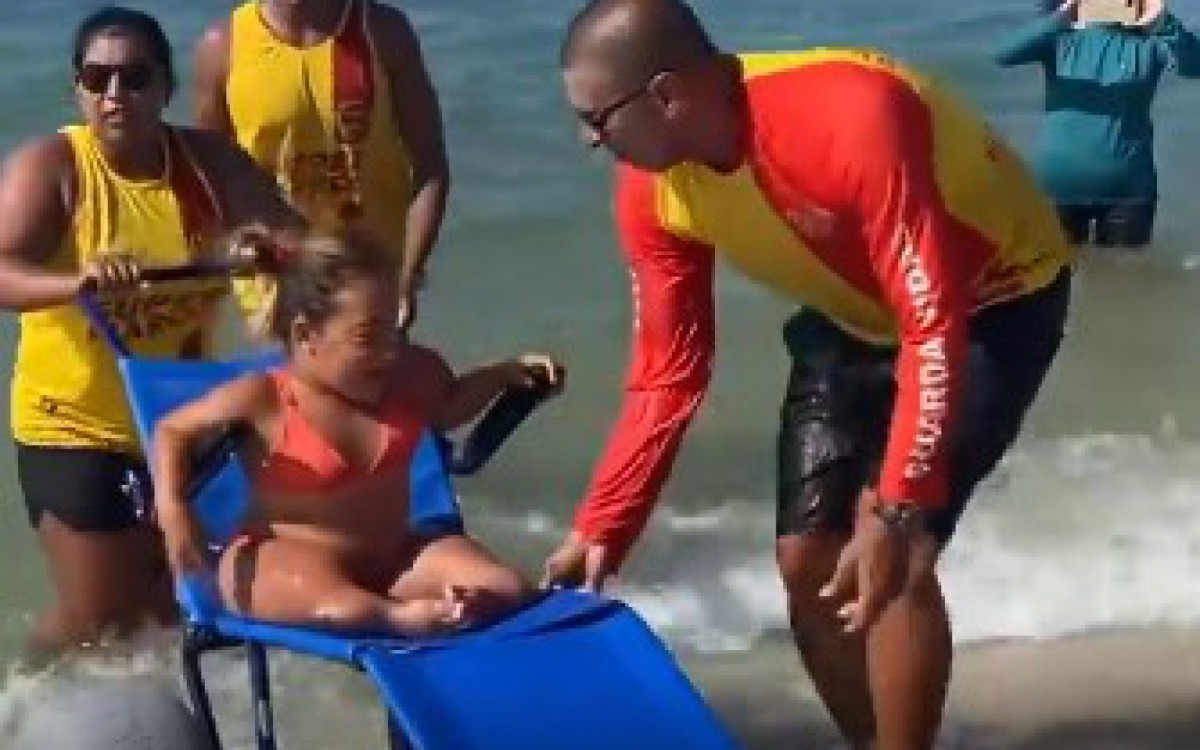 Julia, de 18 anos &eacute; paciente do Centro de Reabilita&ccedil;&atilde;o e nunca havia tomado banho de mar