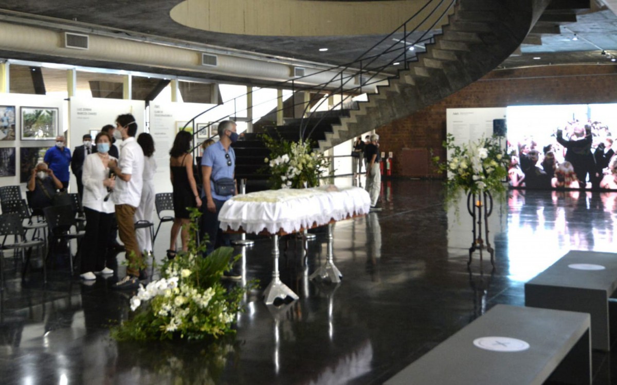 Amigos e familiares se despedem de Arnaldo Jabor em velório aberto ao público no Rio de Janeiro - Fábio Costa / Agência O Dia