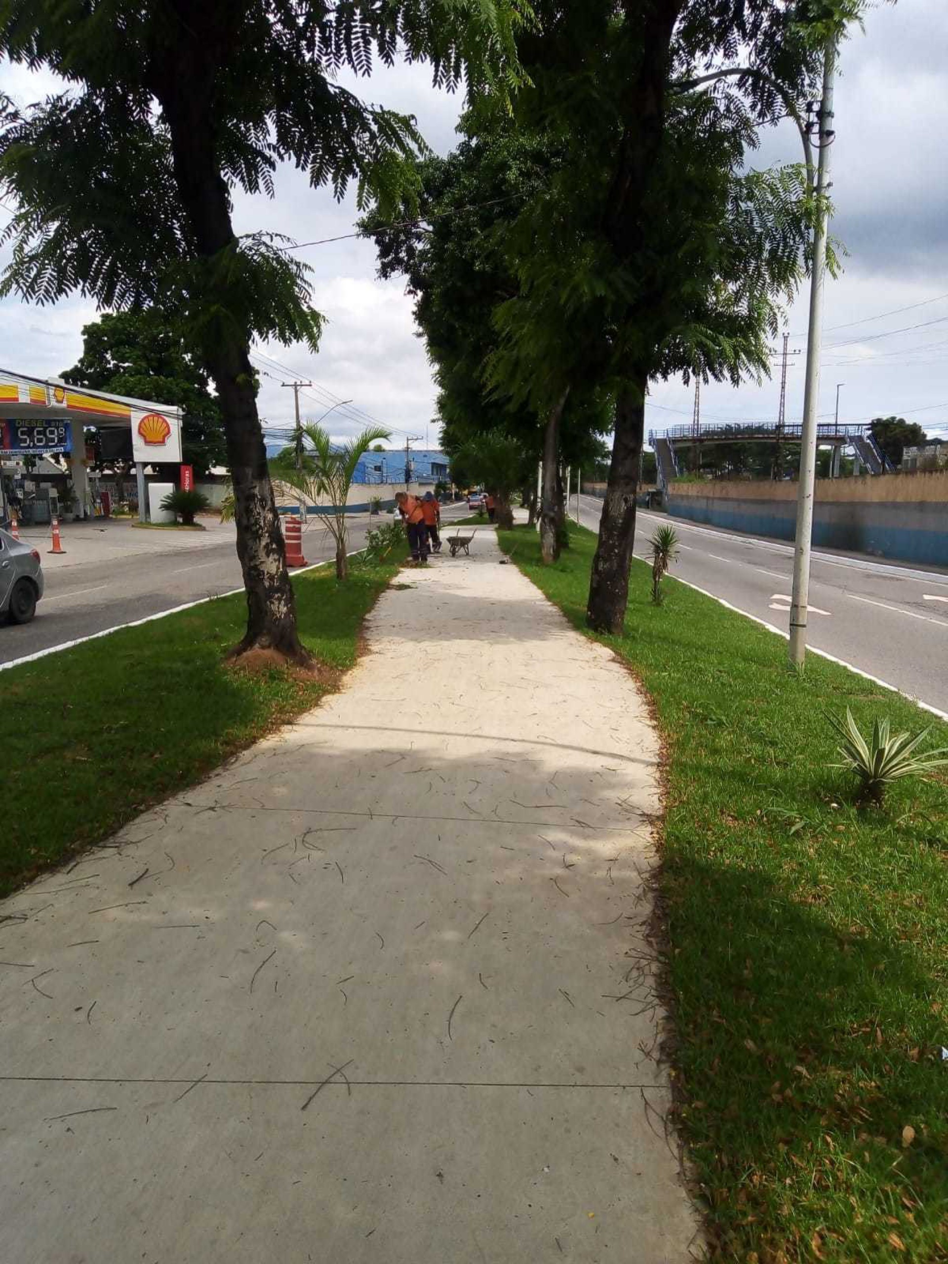 Equipes de limpeza urbana realizam serviços na Avenida Getúlio de Moura - Divulgação