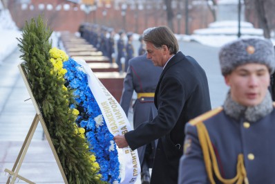 Em Moscou, Bolsonaro participa de homenagem a soldados do Exército comunista