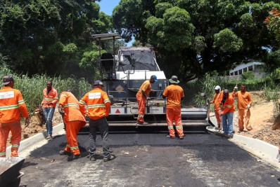 Estrada Latino Melo recebe obras de pavimentação 