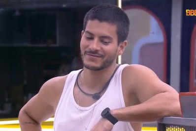 'BBB 22': Arthur Aguiar pede ovo e Gustavo oferece: 'Da esquerda ou da direita?'