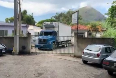 Caminhão frigorífico é usado para armazenar corpos de vítimas de chuva em Petrópolis