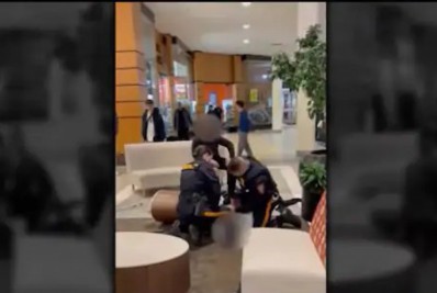 Discrepância na abordagem policial durante briga em shopping nos EUA reacende debate sobre racismo