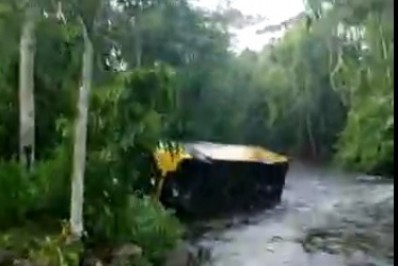 Tromba d’água atinge ônibus escolar