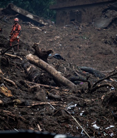 Chuva forte na cidade de Petrópolis, Região Serrana do Rio, deixa dezenas de pessoas mortas e centenas desabrigadas
 - AFP
