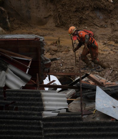Chuva forte na cidade de Petrópolis, Região Serrana do Rio, deixa dezenas de pessoas mortas e centenas desabrigadas
 - AFP