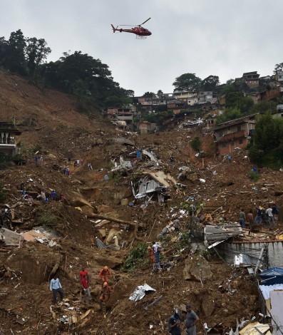 Chuva forte na cidade de Petrópolis, Região Serrana do Rio, deixa dezenas de pessoas mortas e centenas desabrigadas - AFP