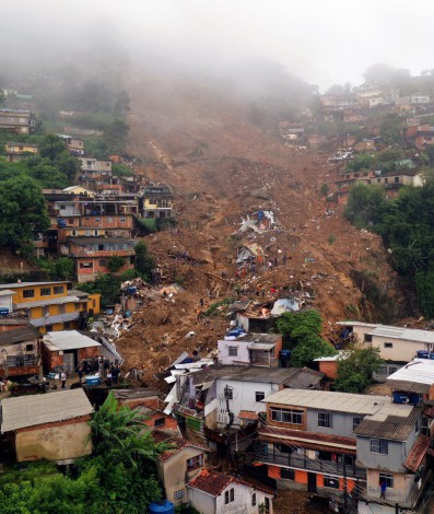 Chuva forte na cidade de Petrópolis, Região Serrana do Rio, deixa dezenas de pessoas mortas e centenas desabrigadas - AFP