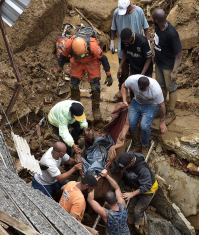 Chuva forte na cidade de Petrópolis, Região Serrana do Rio, deixa dezenas de pessoas mortas e centenas desabrigadas - AFP