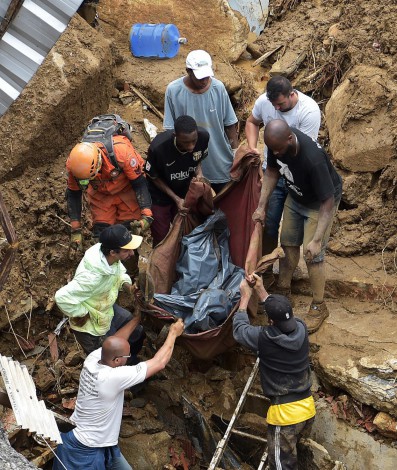 Chuva forte na cidade de Petrópolis, Região Serrana do Rio, deixa dezenas de pessoas mortas e centenas desabrigadas - AFP