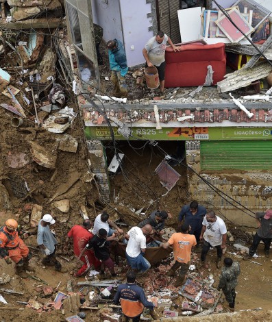 Chuva forte na cidade de Petrópolis, Região Serrana do Rio, deixa dezenas de pessoas mortas e centenas desabrigadas - AFP