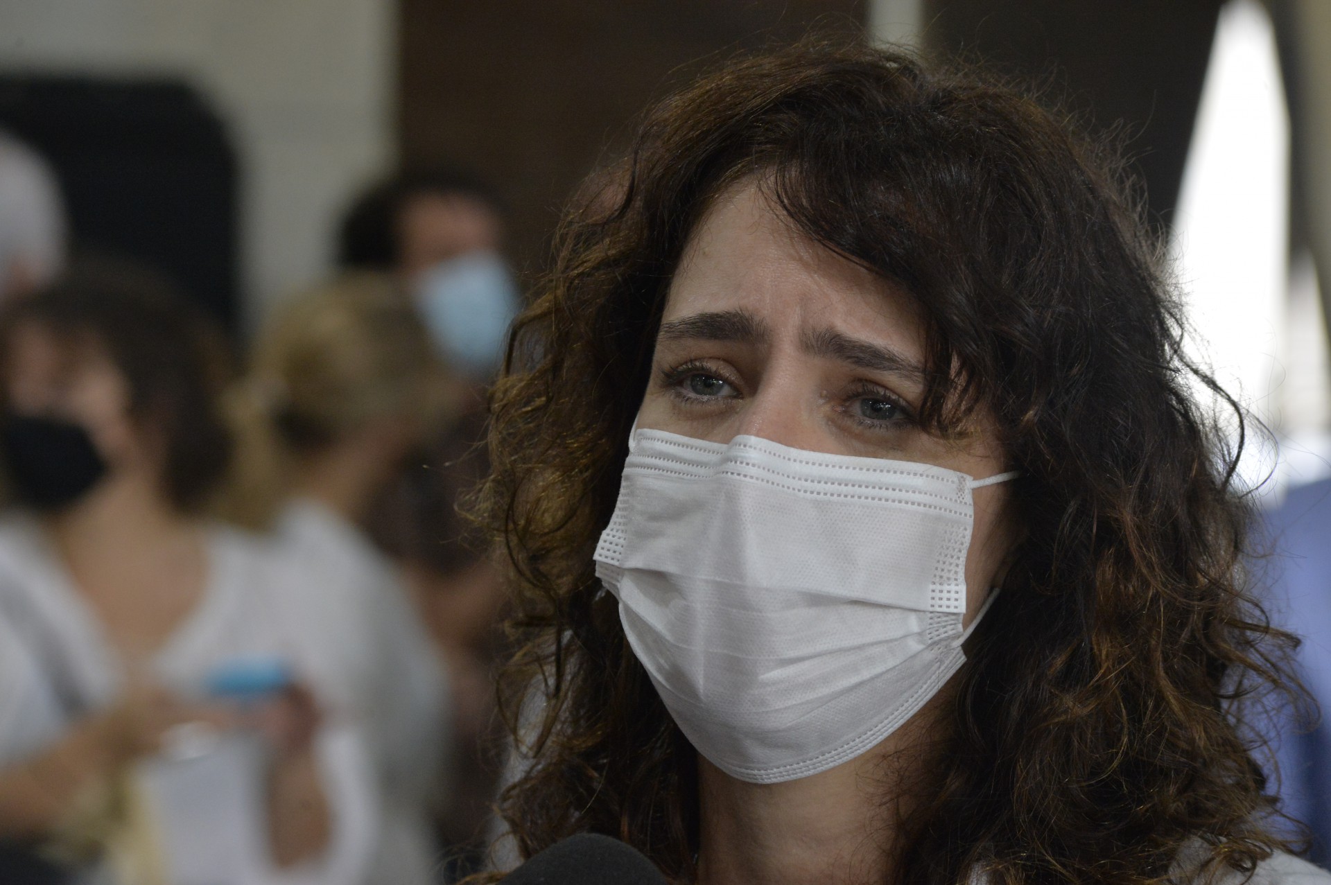 Vel&oacute;rio de Arnaldo Jabor, nesta quarta-feira (16). Na foto, a filha Carolina Jabor.  - Fabio Costa/ Ag&ecirc;ncia O Dia                          