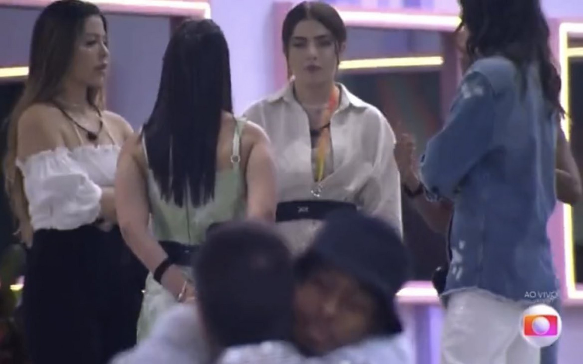 Jade não gostou nadinha de ver o namorado abraçando Arthur - Reprodução