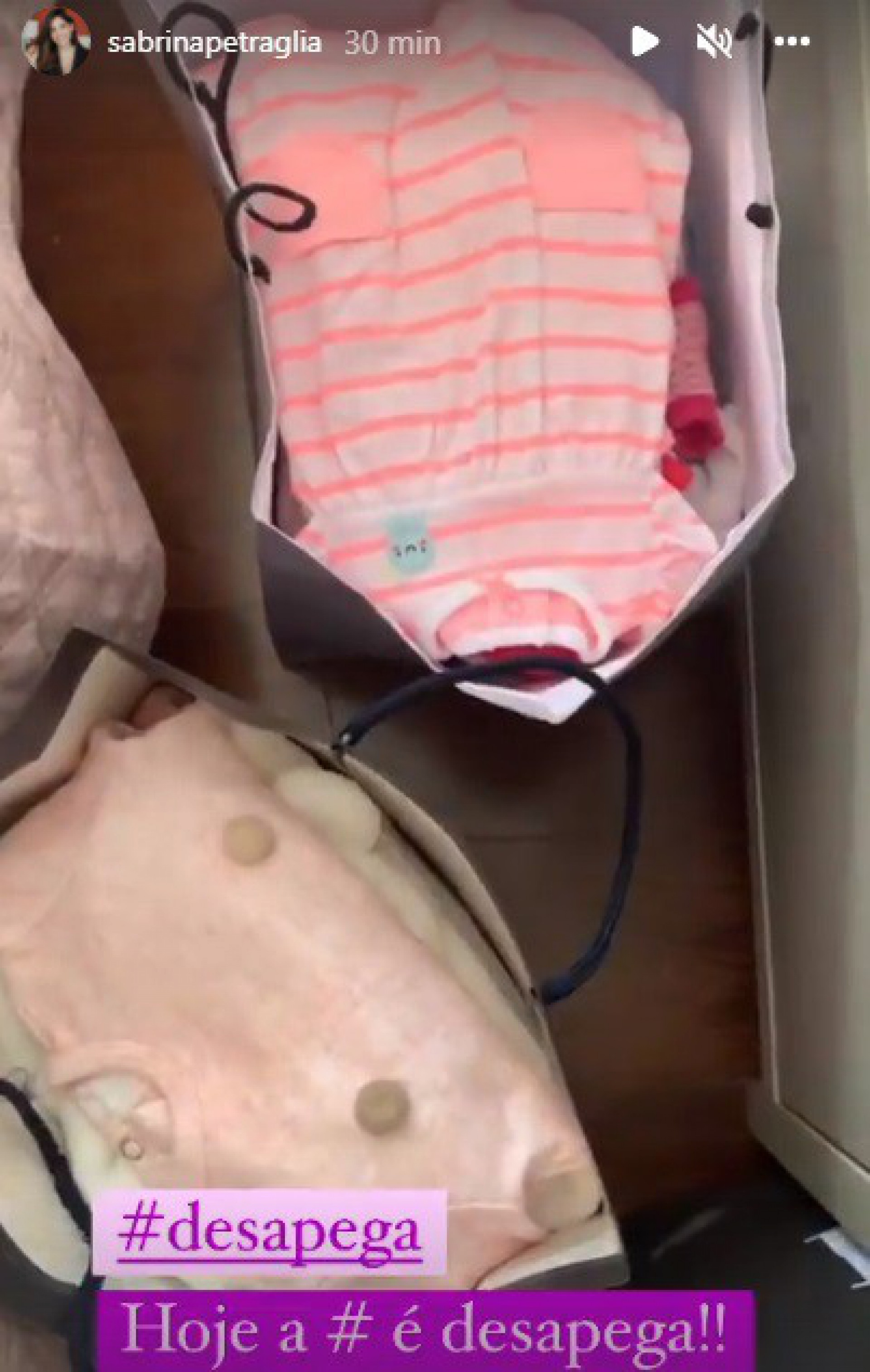Sabrina Petraglia doa roupas da filha  - Reprodução/Instagram