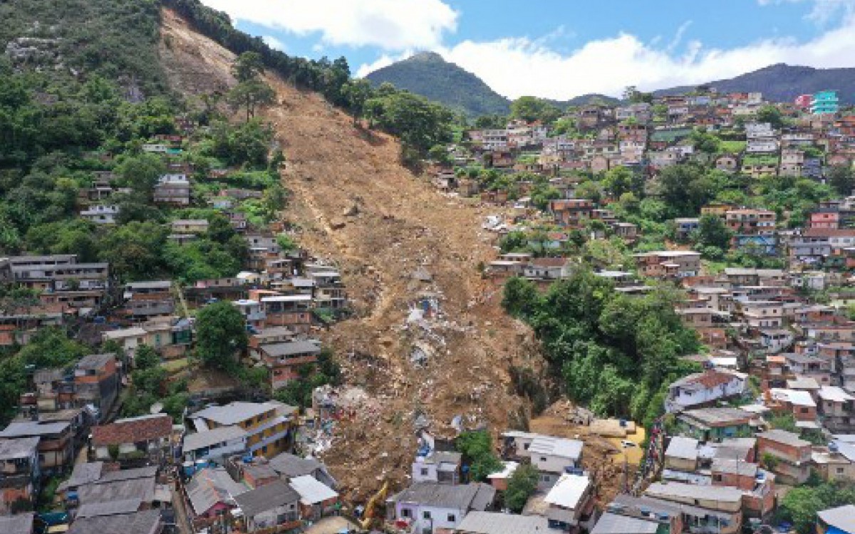 Cenário da tragédia que aconteceu em Petrópolis - Carl de Souza / AFP