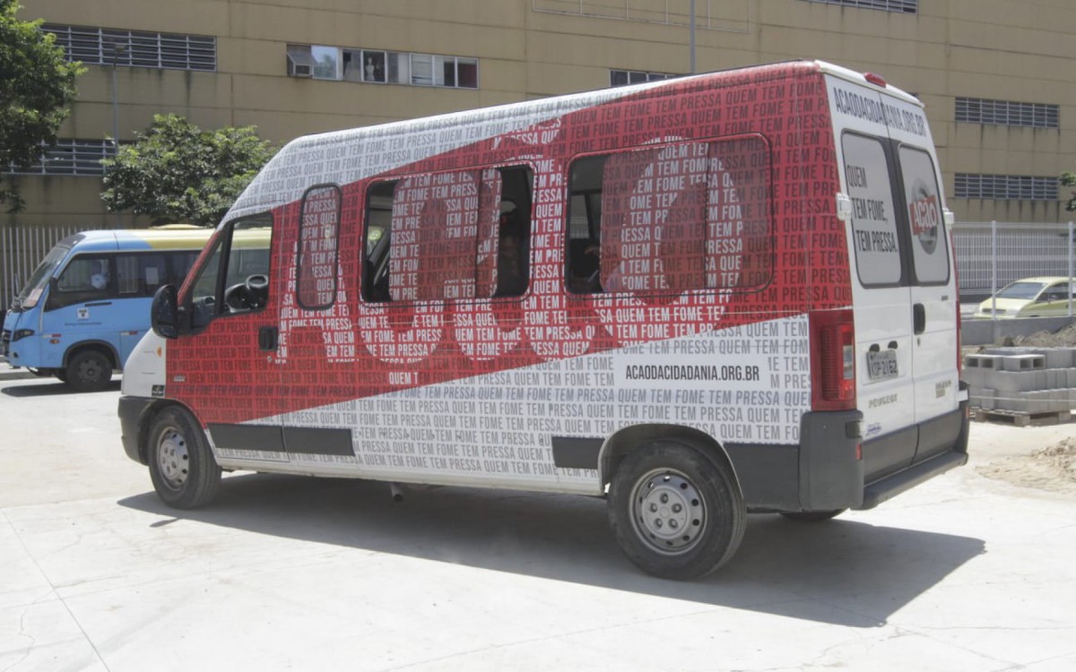 Caminhões e vans levam doações para moradores de Petrópolis 