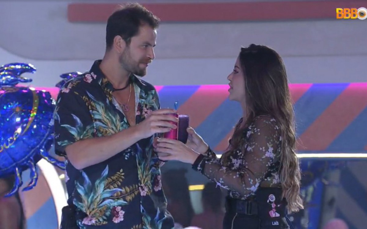 Laís e Gustavo trocaram beijos e amassos no quarto Grunge após a festa desta quarta-feira - Reprodução