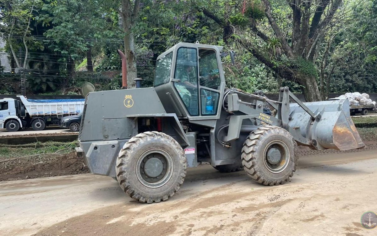 Retroescavadeira da MB sendo utilizada em Petr&oacute;polis
