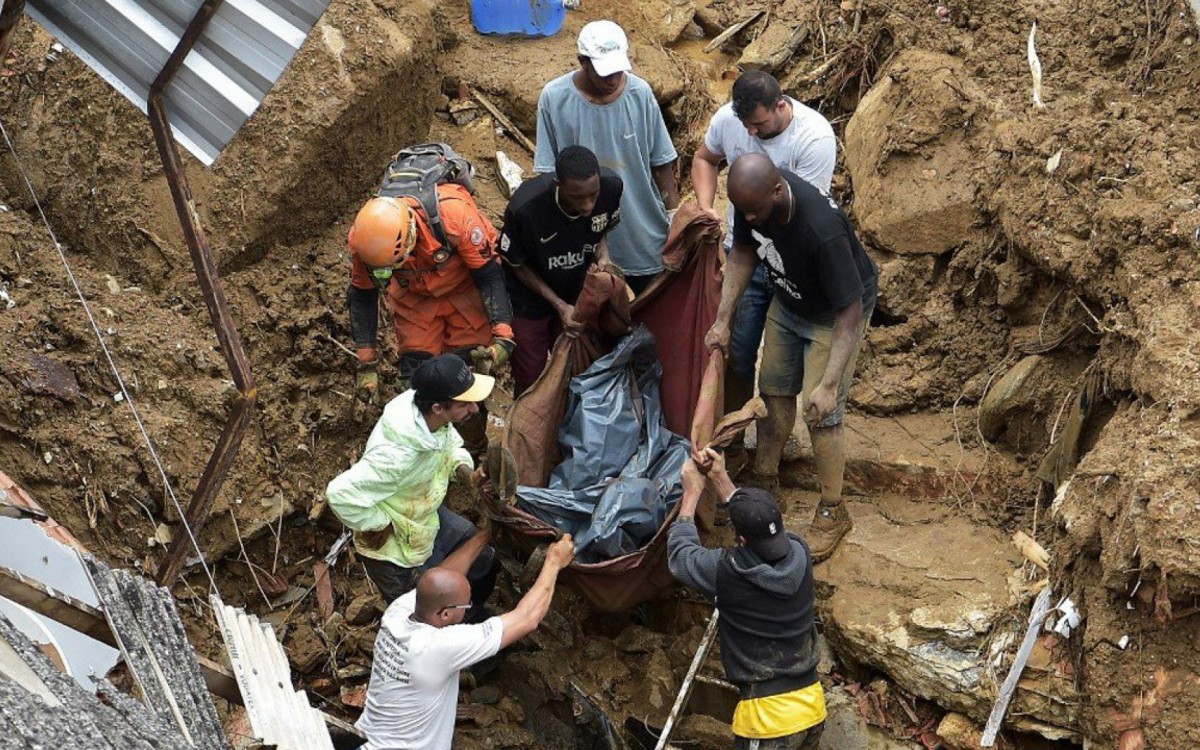S&atilde;o dezenas de mortos pela tempestade em Petr&oacute;polis