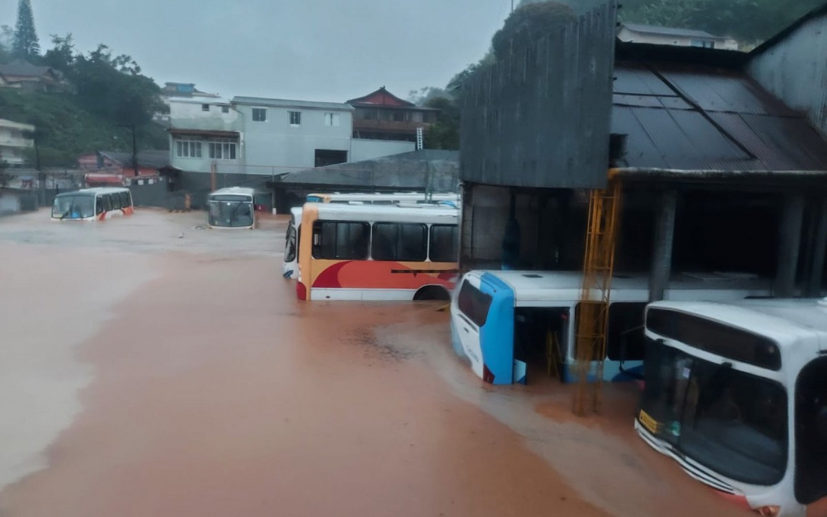 &Ocirc;nibus estacionados em terminal rodovi&aacute;rio ficaram inundados, e os que circulavam nas ruas foram destrui&ccedil;&otilde;es pela correnteza da enchente