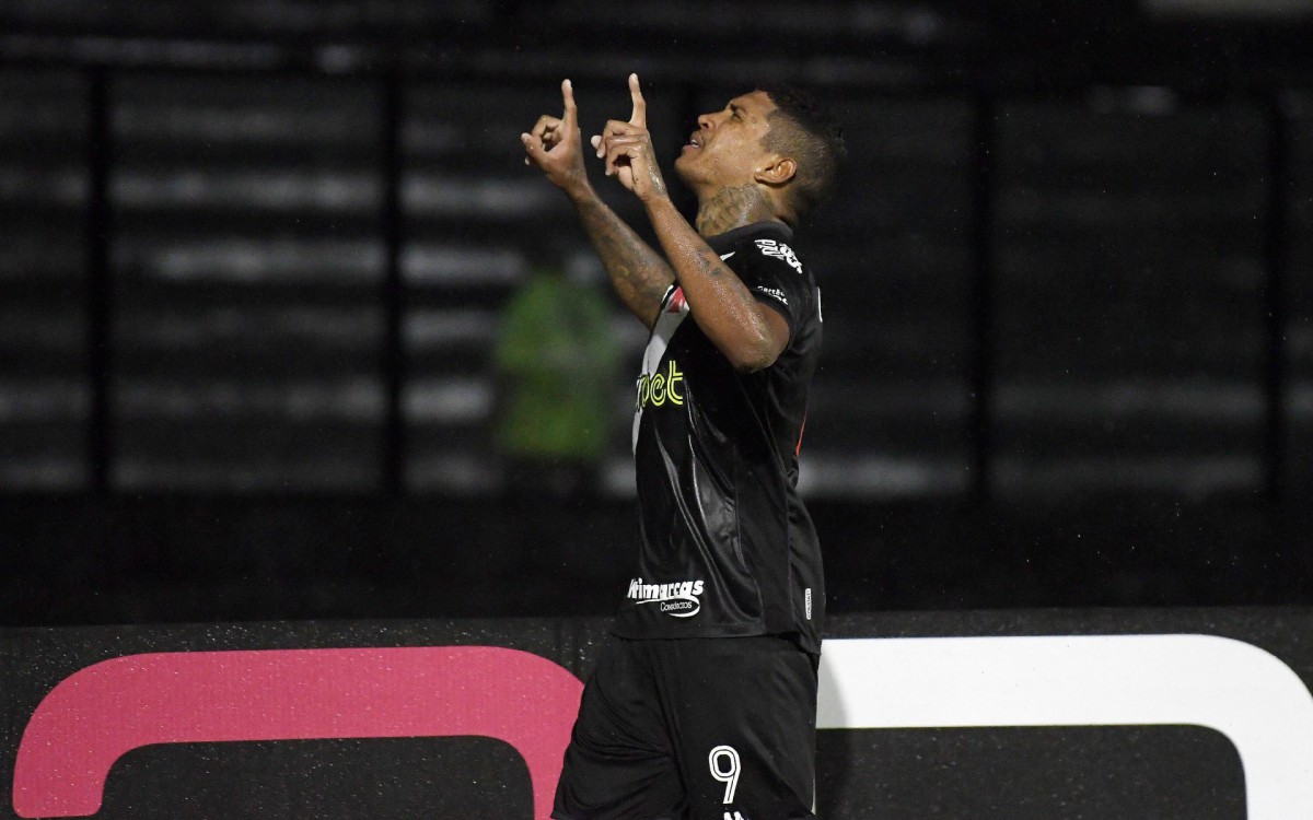 Raniel, do Vasco, comemora ap&oacute;s marcar gol durante partida contra o Bangu v&aacute;lida pela s&eacute;tima rodada da Ta&ccedil;a Guanabara, primeira fase do Campeonato Carioca 2022, realizada no est&aacute;dio de S&atilde;o Janu&aacute;rio, na zona norte do Rio de Janeiro, na noite desta quinta-feira (17).