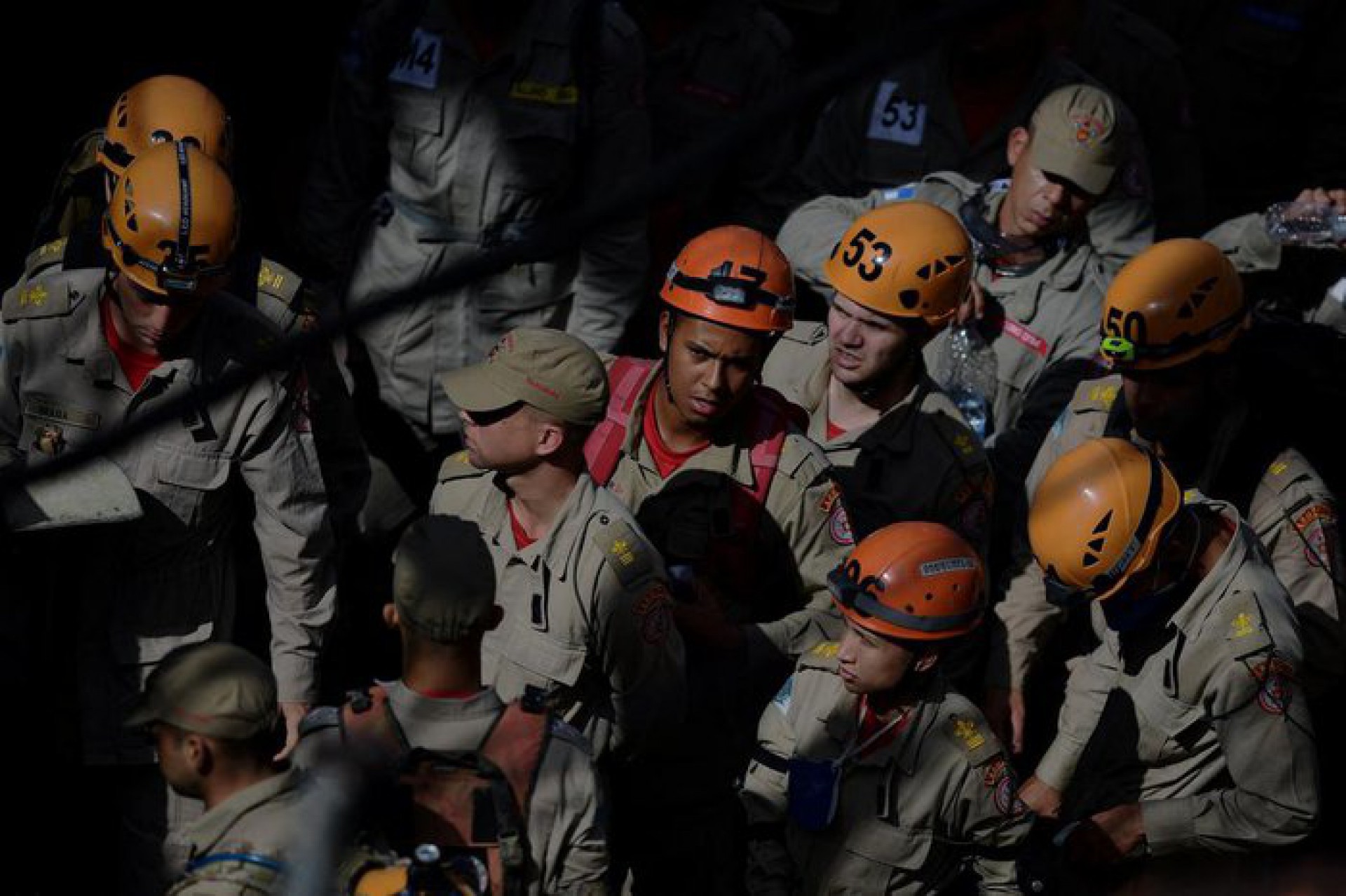 Bombeiros em equipes de busca para encontrar mortos e desaparecidos - AFP