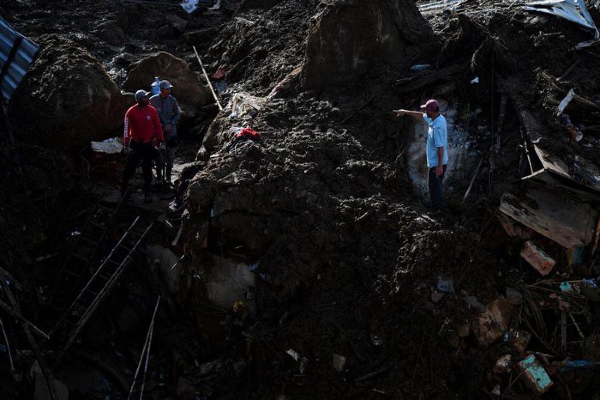Buscas s&atilde;o prejudicadas pelo rastro de destrui&ccedil;&atilde;o da chuva - AFP