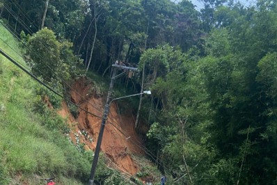 Moradores de bairro em Petrópolis têm feito a remoção de corpos soterrados por conta própria