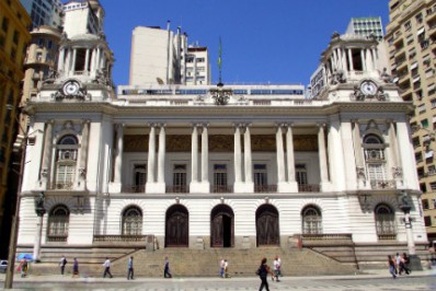 Câmara publica resolução que obriga vereadores a ligarem a câmera de vídeo ao falarem