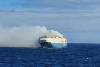Socorristas resgatam 22 tripulantes de navio incendiado