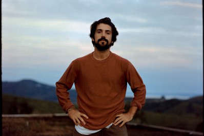 Nova aposta da MPB, cantor Gabriel Gonti lança 'Atrás da Cortina'