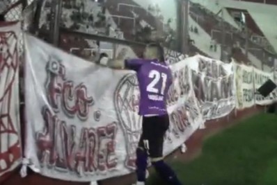 Vídeo: goleiro de clube argentino vai à loucura após torcida adversária debochar da morte de seu pai