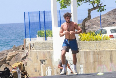 Lutador! Chay Suede treina boxe na praia