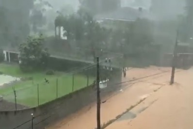 Chuva forte volta a castigar vários pontos da cidade de Petrópolis; buscas foram suspensas