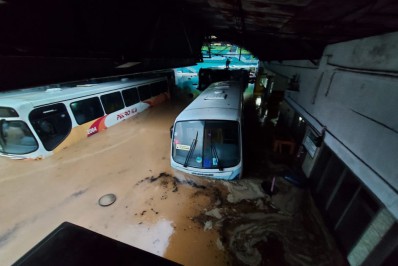 Transporte de Petrópolis segue afetado, mas ônibus intermunicipais já circulam